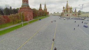 Kremlin yakınındaki Vasilevski iniş tarafından insanlar yürümek