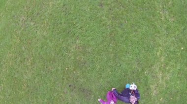 Parkta çalışan baba ile küçük kız