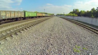 Tren hatları arasında yerdeki çakıl