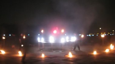 Bir grup insan meşale ile gerçekleştirmek