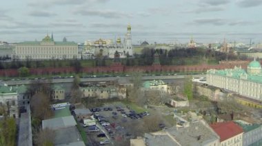Cityscape quay Kremlin yakınındaki trafik ile