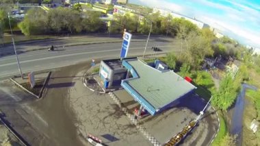 Gün araba trafik Tnk benzin istasyonu, Moskova yakınlarında