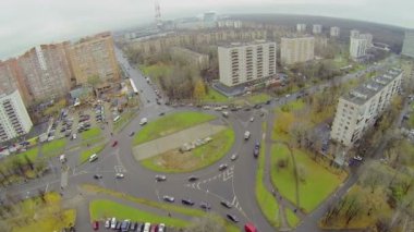Şehir trafiği Bela Kun Meydanı üzerinde
