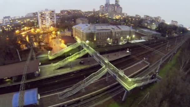 Cityscape com estação ferroviária — Vídeo de Stock