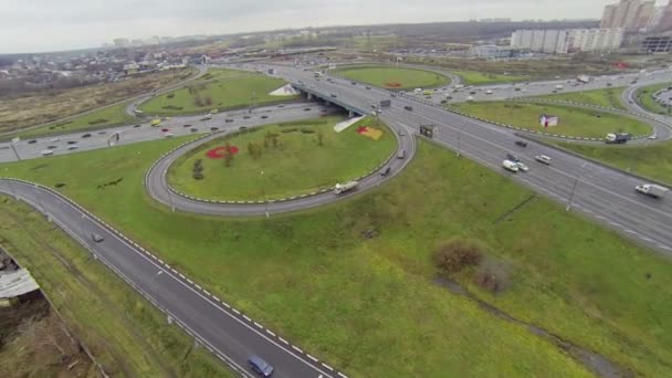 Autos fahren durch Schtschelkowskaja-Brücke in Moskau — Stockvideo