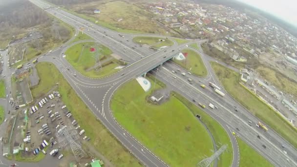 Voitures rouler sur Abramtsevskaya passage supérieur à Moscou 