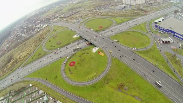 Transport über Autobahn und Schtschelkowskaja-Brücke — Stockvideo