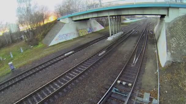Железнодорожные пути под мостом — стоковое видео