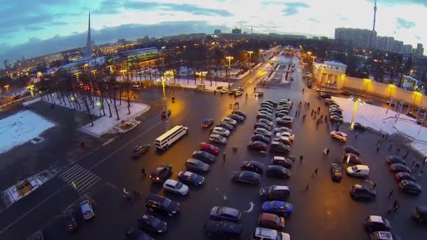 Paesaggio urbano con conquistatori di obelisco spaziale — Video Stock