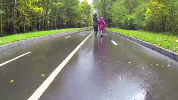 Мать и дочь бегут в парке — стоковое видео