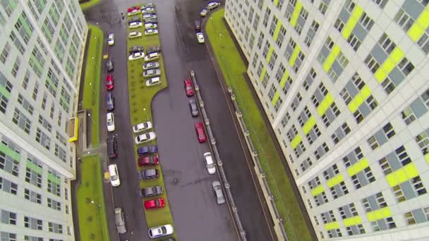 Cars parked between buildings — Stock Video