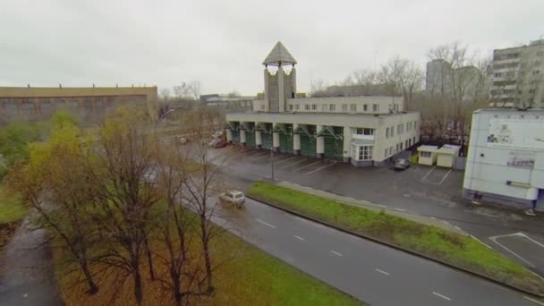 Estación de bomberos en la ciudad en otoño día — Vídeos de Stock