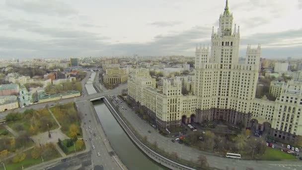 Cars ride on embankment of Yauza river — Stock Video