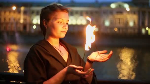 Fille en costume noir joue avec la flamme — Video