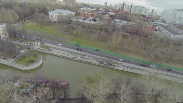 Tráfico en la orilla del río Yauza — Vídeos de Stock