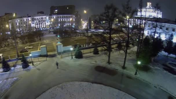 Trafic urbain sur la place Suvorov — Video