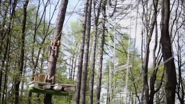 Bergsteiger fährt auf Spezialfahrrad auf dem Seil — Stockvideo