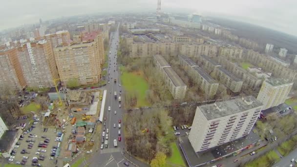 Paysage urbain avec trajet de transport par carrefour rond 