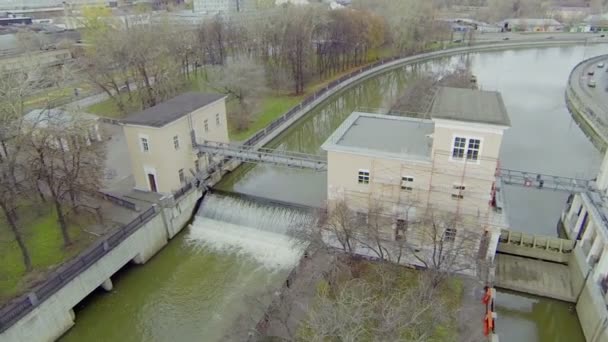 Automobili giro vicino al parco sulla banchina di Yauza — Video Stock