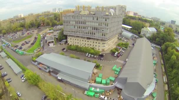 Vue latérale du bâtiment en forme de pentagone — Video