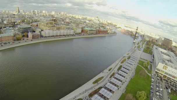 Stadtbild mit Peter großem Denkmal am Fluss — Stockvideo