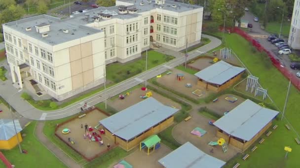 Przedszkole na plac zabaw dla dzieci powyżej widoku — Wideo stockowe