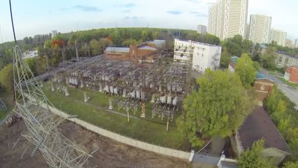 Электростанция в большом городе — стоковое видео