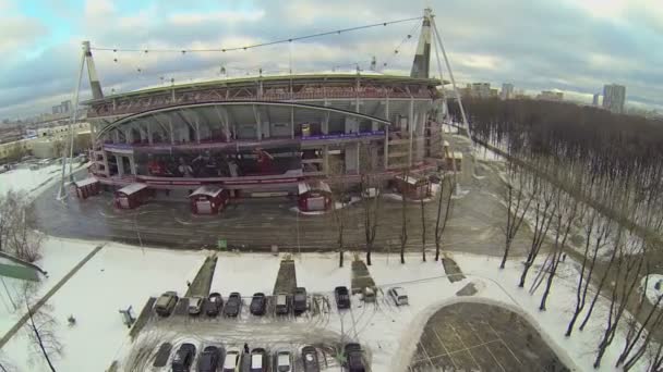 Fotbollsstadion lokomotiv med bilar på parkering — Stockvideo