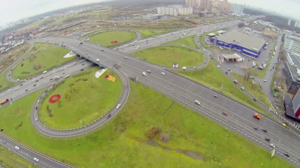 Auta jezdí od nadjezdu Shchelkovskaya v Moskvě — Stock video