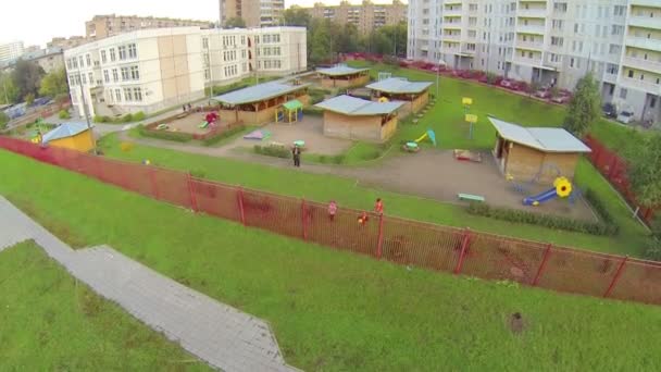 Parques infantis perto do complexo vivo — Vídeo de Stock