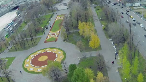 As pessoas andam no parque da praça Bolotnaya — Vídeo de Stock