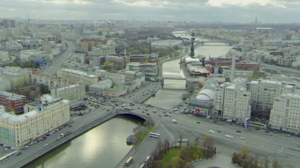 Paesaggio urbano con ponte e monumento a Pietro I — Video Stock
