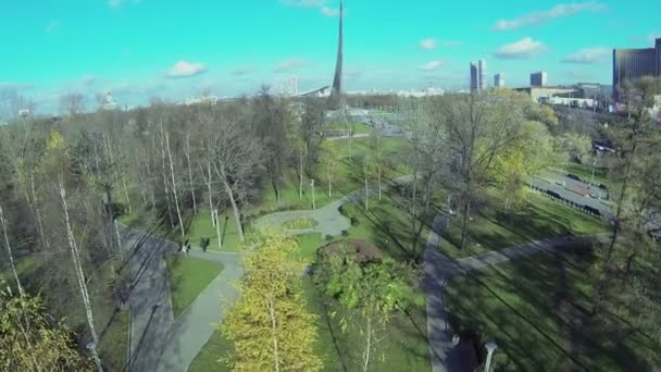 Park in der Nähe von Obelisk Eroberer des Weltraums — Stockvideo