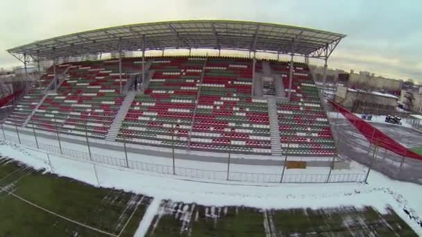 Estadio de fútbol con tribunas y campo de hierba — Vídeo de stock