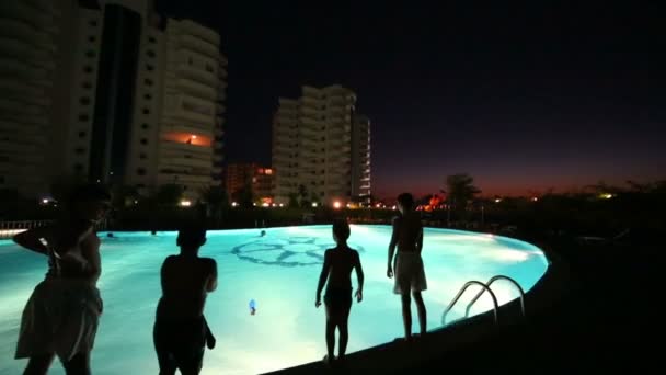 Four boys dive into pool — Stock Video