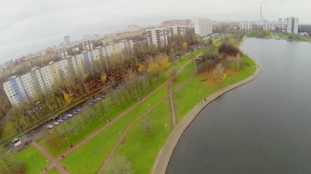 Autos fahren auf Straße in der Nähe von Park — Stockvideo