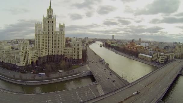 Auto's rijden door Kotelnicheskaya embankment — Stockvideo