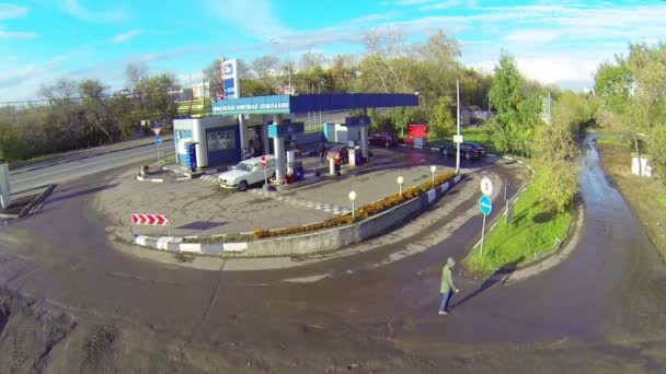 Blauwe auto gestopt voor het tanken op gas station — Stockvideo