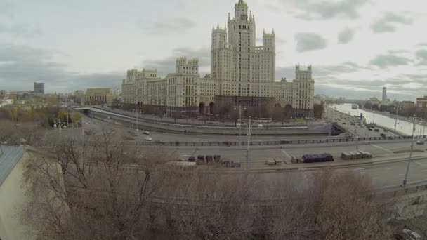 Verkeer aan kade in de buurt van Stalins wolkenkrabber — Stockvideo