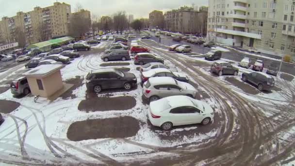 Mobil tertutup salju di parkiran — Stok Video