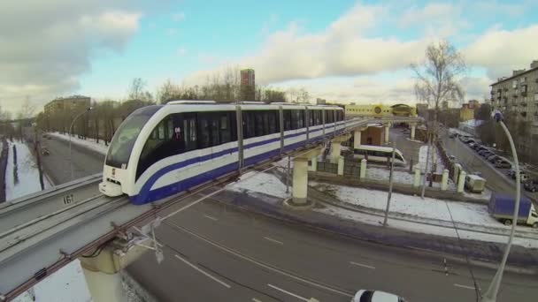 Elektrische trein rijdt door monorail railway — Stockvideo