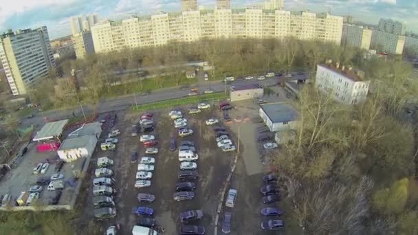 Stadsbild med trafik på gatan — Stockvideo