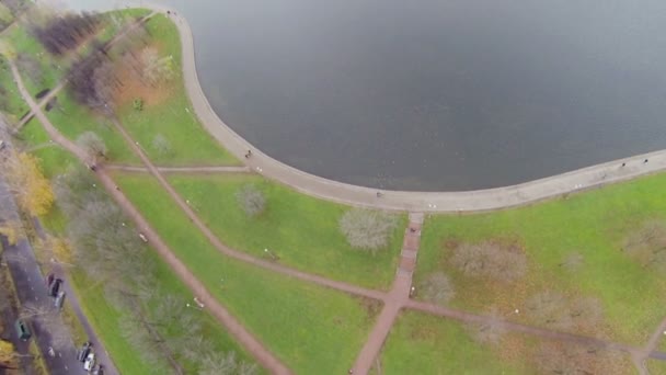 Voitures rouler par la route et les gens marchent 
