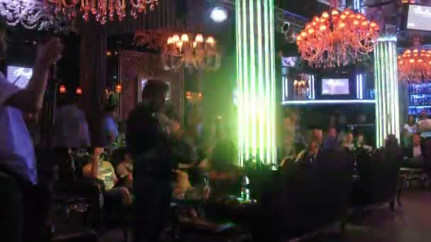 Люди отдыхают в баре Dorffman — стоковое видео