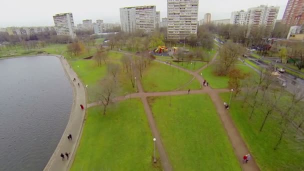 Kids play on playground near Golyanovsky pond — Stock Video