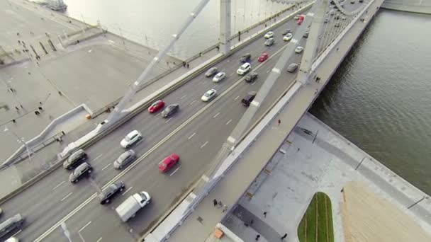 Beaucoup de voitures roulent par le pont de Crimée — Video