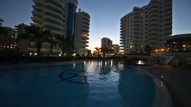 Hotel ao longo da piscina — Vídeo de Stock