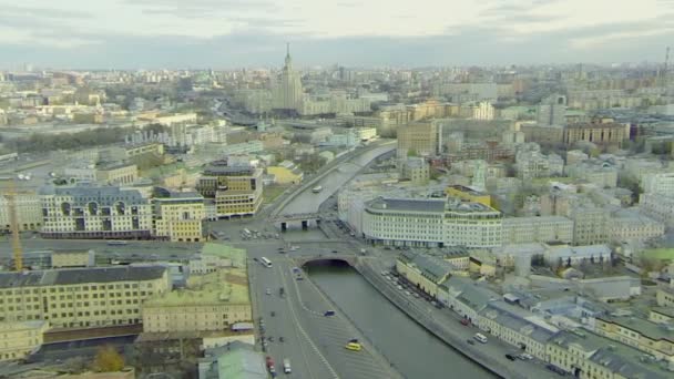 Paisaje urbano con muelle del río Moskva — Vídeo de stock