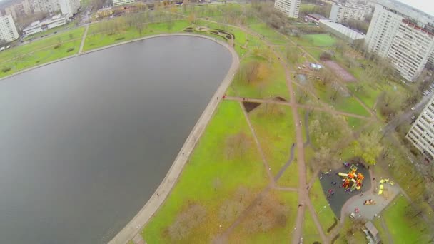 Les gens marchent dans le jardin de ville — Video