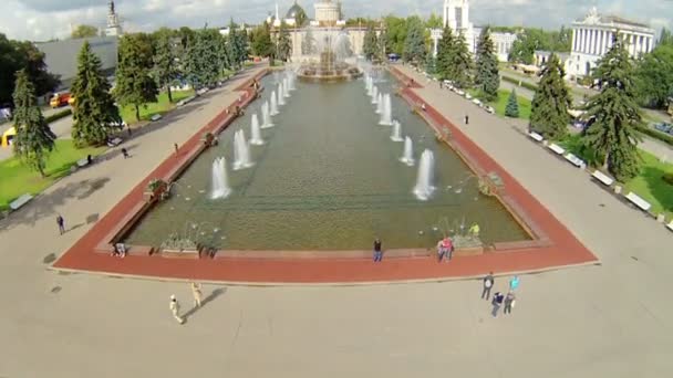 Praça da fonte entre pavilhões na VVC — Vídeo de Stock